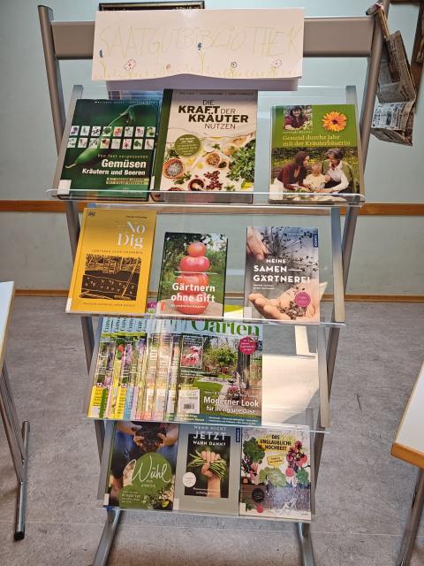ein Buchständer mit Gartenbüchern und -zeitschriften